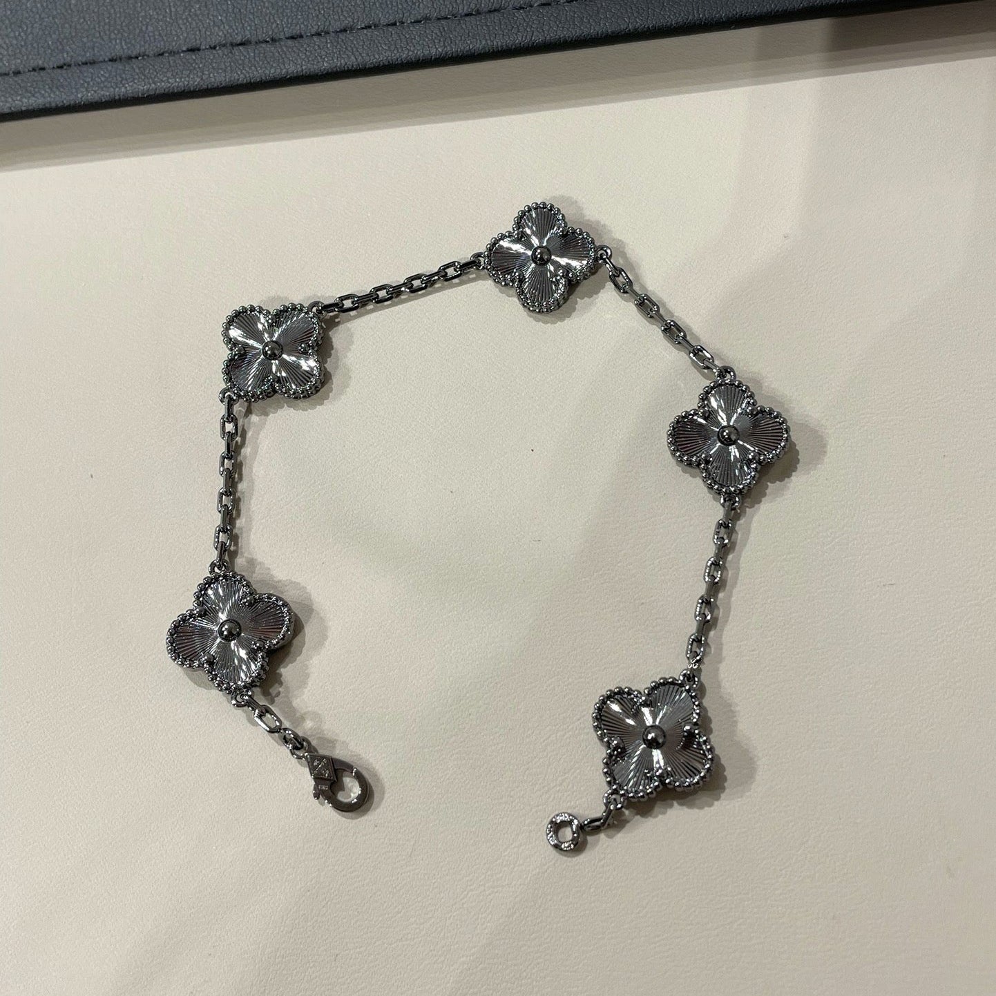[Select]CLOVER 5 MOTIF BLACK BRACELET