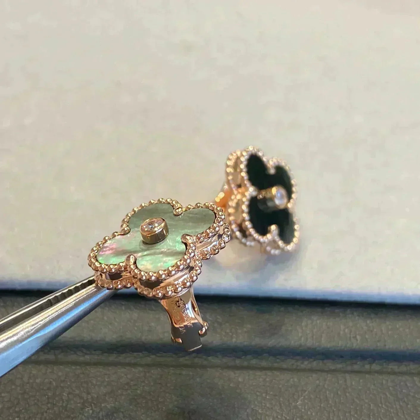 [Select]CLOVER MEDIUM 1 MOTIFS GRAY MOP  DIAMOND EARRINGS