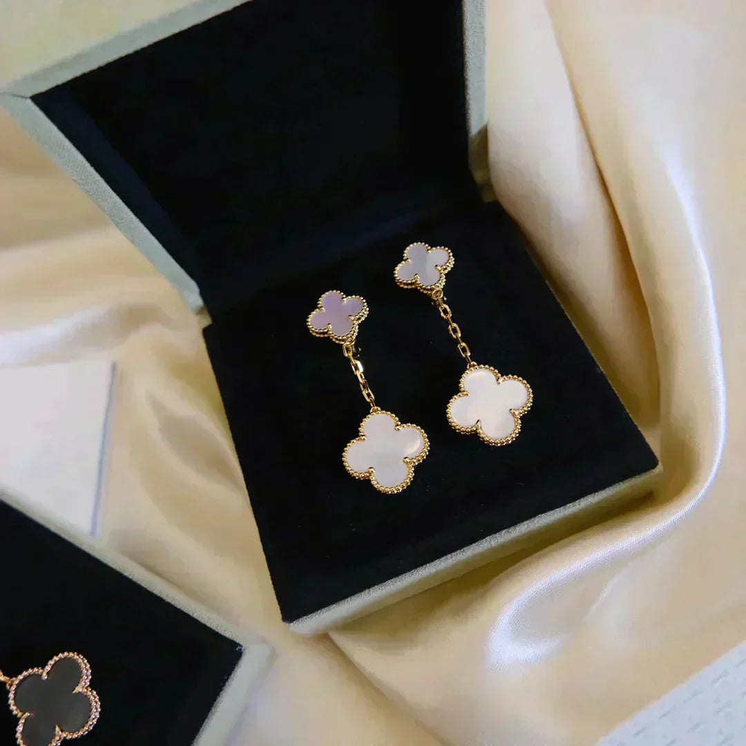 [Select]CLOVER 2 MOTIF WHITE MOP EARRINGS