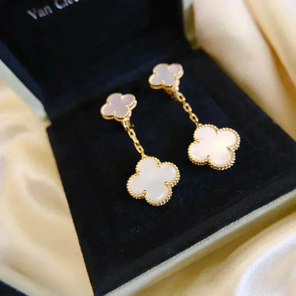[Select]CLOVER 2 MOTIF WHITE MOP EARRINGS
