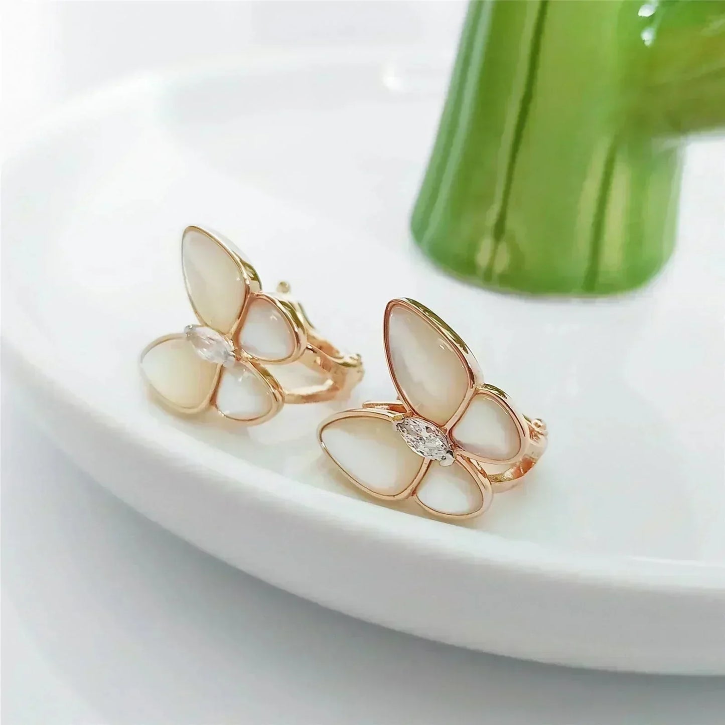 [Select]BUTTERFLY MOP DIAMOND EARRINGS