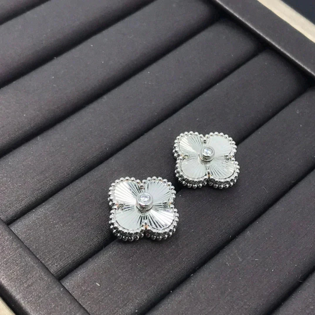 [Select]CLOVER MINI 9.5MM LASER EARRINGS
