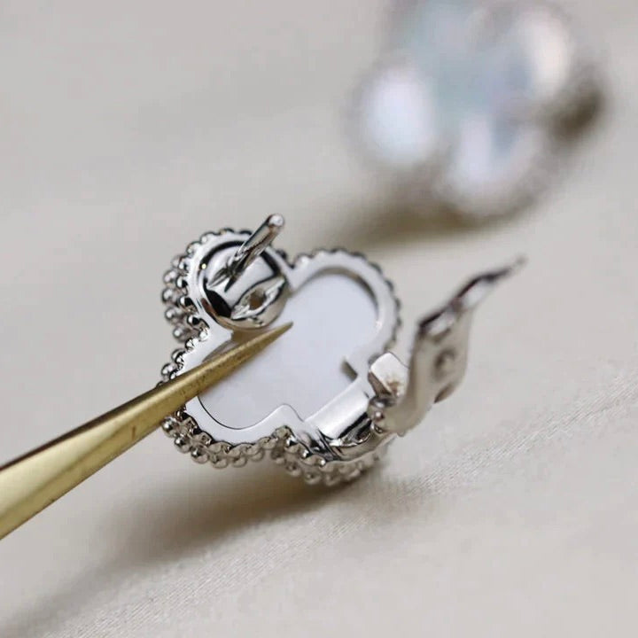 [Select]CLOVER MEDIUM 1 MOTIFS  WHITE MOP EARRINGS SILVER