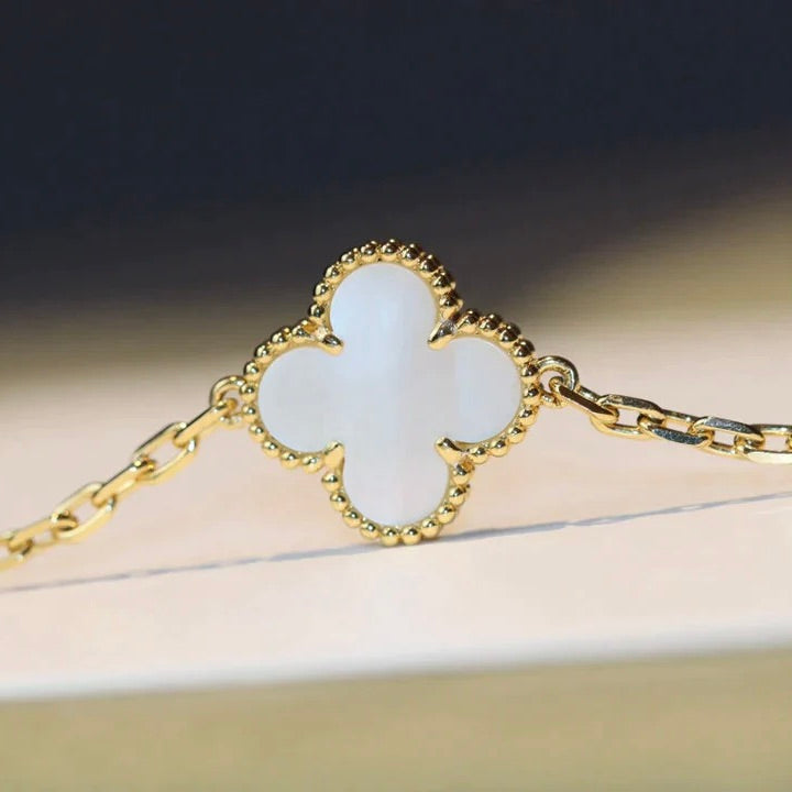 [Select]CLOVER 20 MOTIFS WHITE MOP NECKLACE