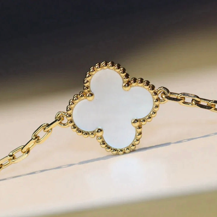 [Select]CLOVER 20 MOTIFS WHITE MOP NECKLACE