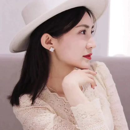 [Select]CLOVER MEDIUM 1 MOTIFS  WHITE MOP STUD EARRINGS