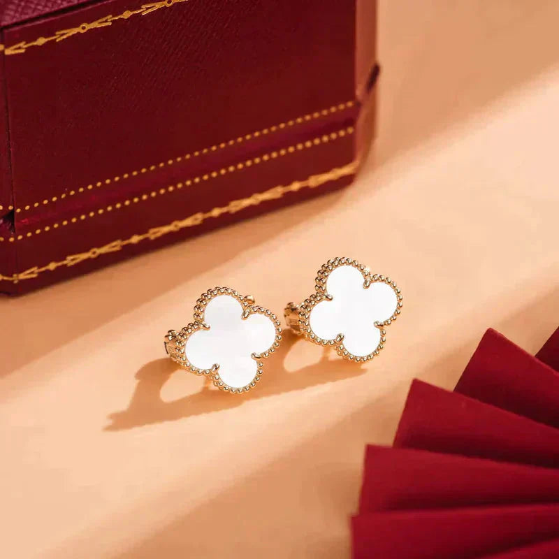 [Select]CLOVER MEDIUM 1 MOTIFS  WHITE MOP STUD EARRINGS