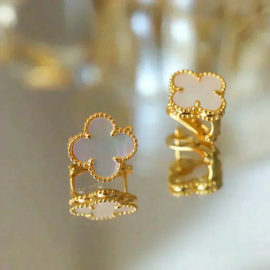 [Select]CLOVER MEDIUM 1 MOTIFS  WHITE MOP STUD EARRINGS