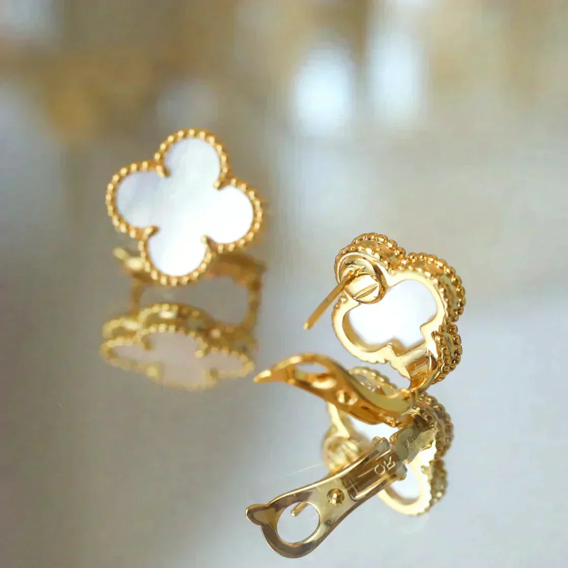 [Select]CLOVER MEDIUM 1 MOTIFS  WHITE MOP STUD EARRINGS