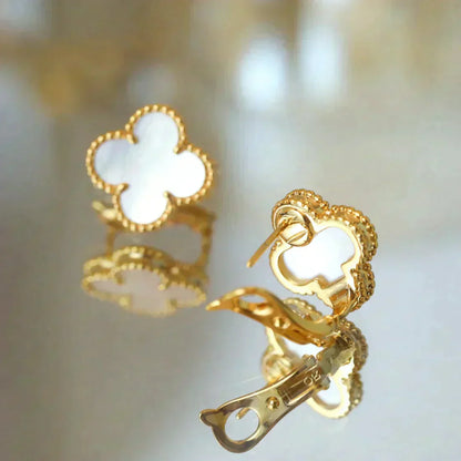 [Select]CLOVER MEDIUM 1 MOTIFS  WHITE MOP STUD EARRINGS