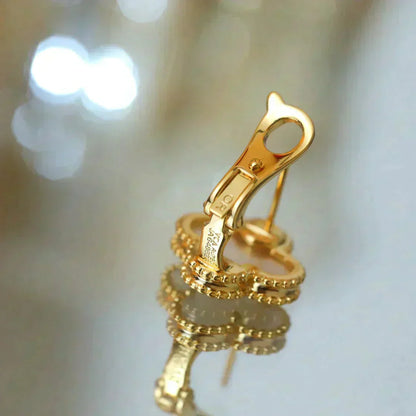 [Select]CLOVER MEDIUM 1 MOTIFS  WHITE MOP STUD EARRINGS