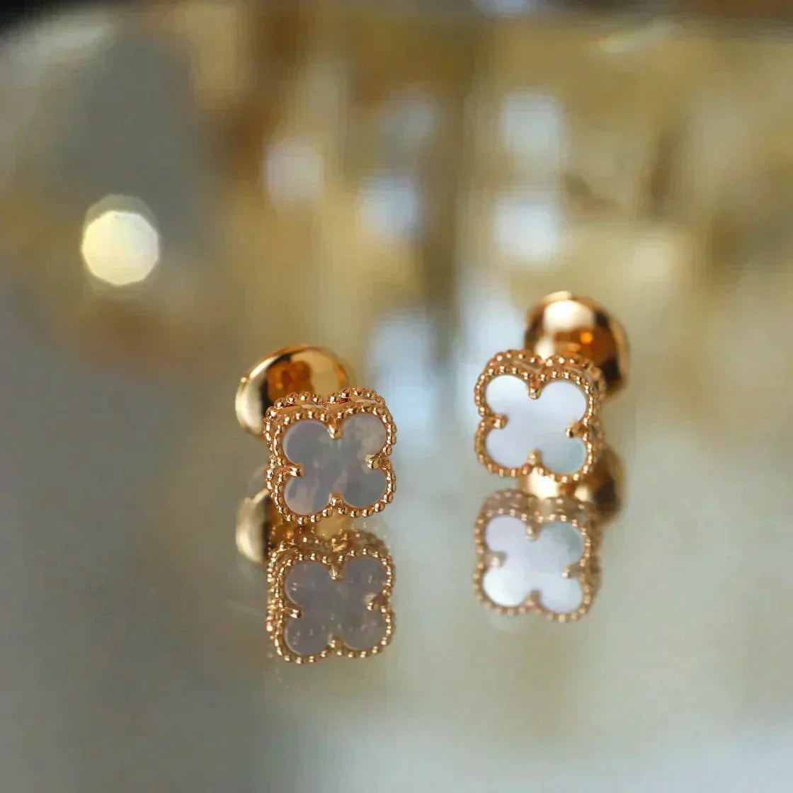 [Select]CLOVER MINI 9.5MM WHITE MOP EARRINGS