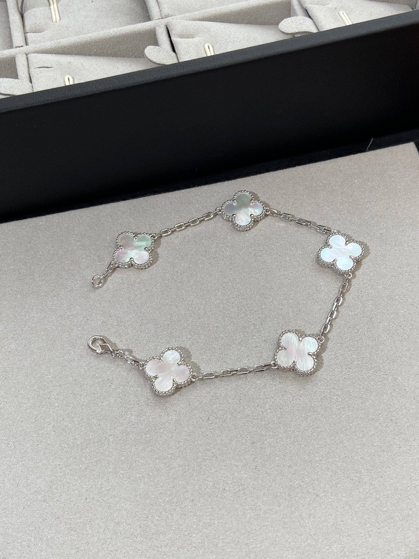 [Select]CLOVER WHITE PEARL MOP 5 MOTIF BRACELET COLLECTION