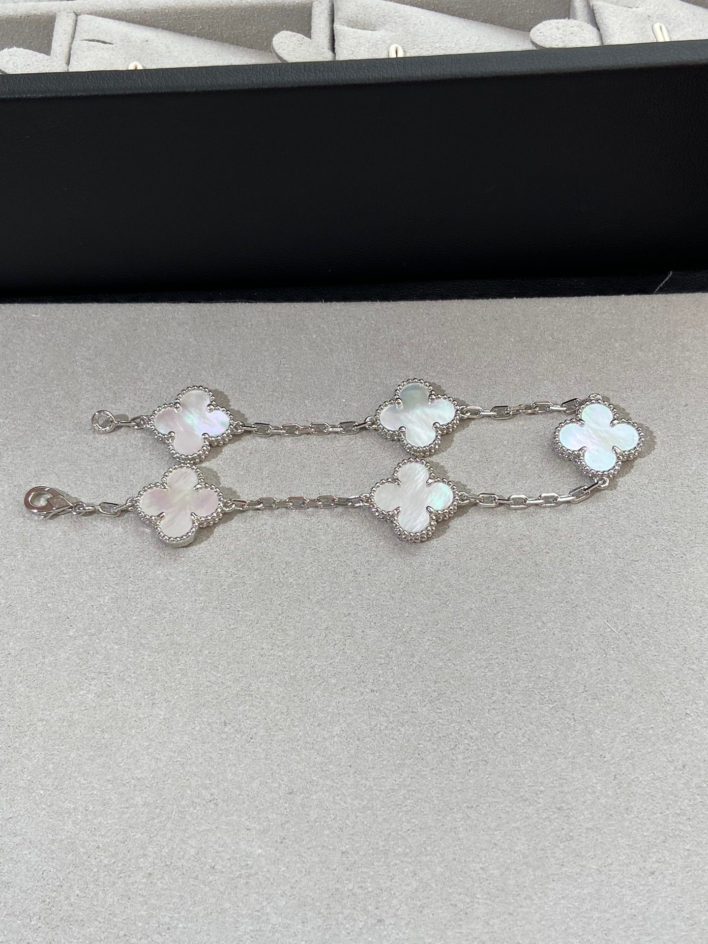 [Select]CLOVER WHITE PEARL MOP 5 MOTIF BRACELET COLLECTION