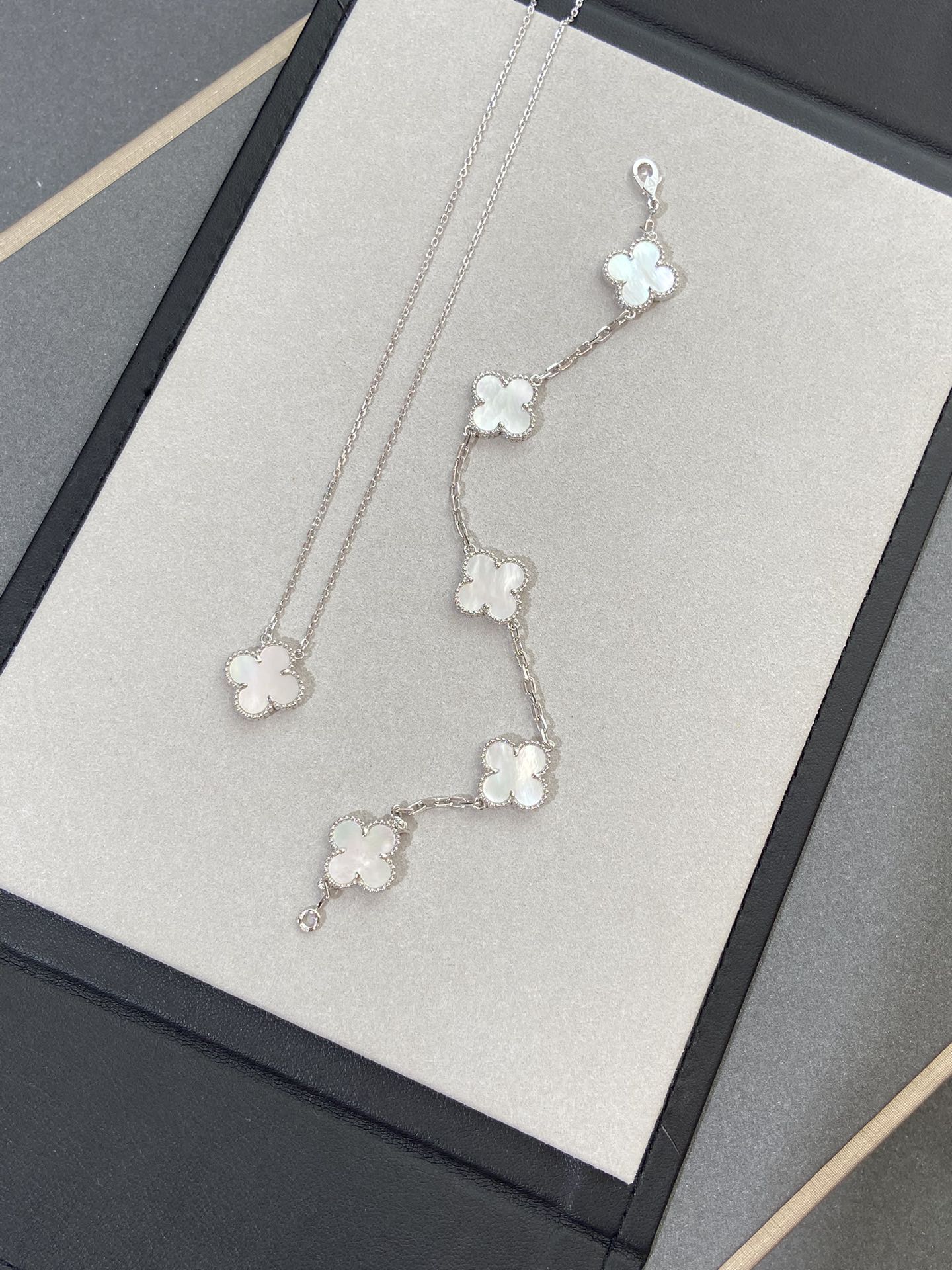 [Select]CLOVER WHITE PEARL MOP 5 MOTIF BRACELET COLLECTION