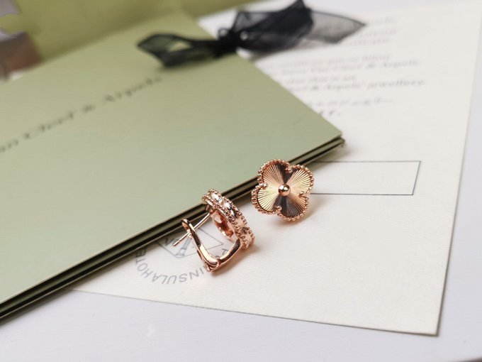 [Select]CLOVER MEDIUM STUD EARRINGS