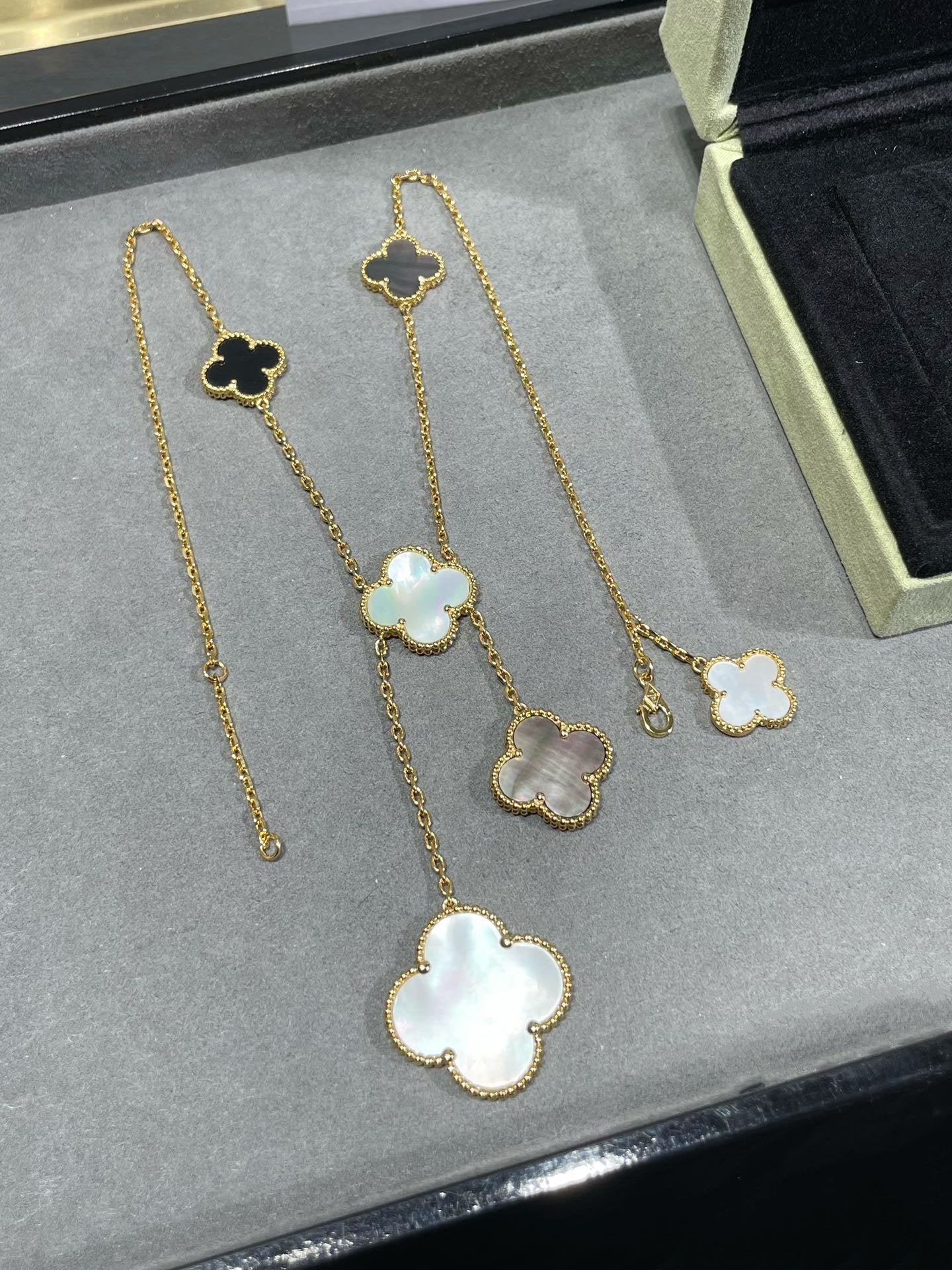 [Select]CLOVER 6 MOTIF MOP ONYX GOLD NECKLACE