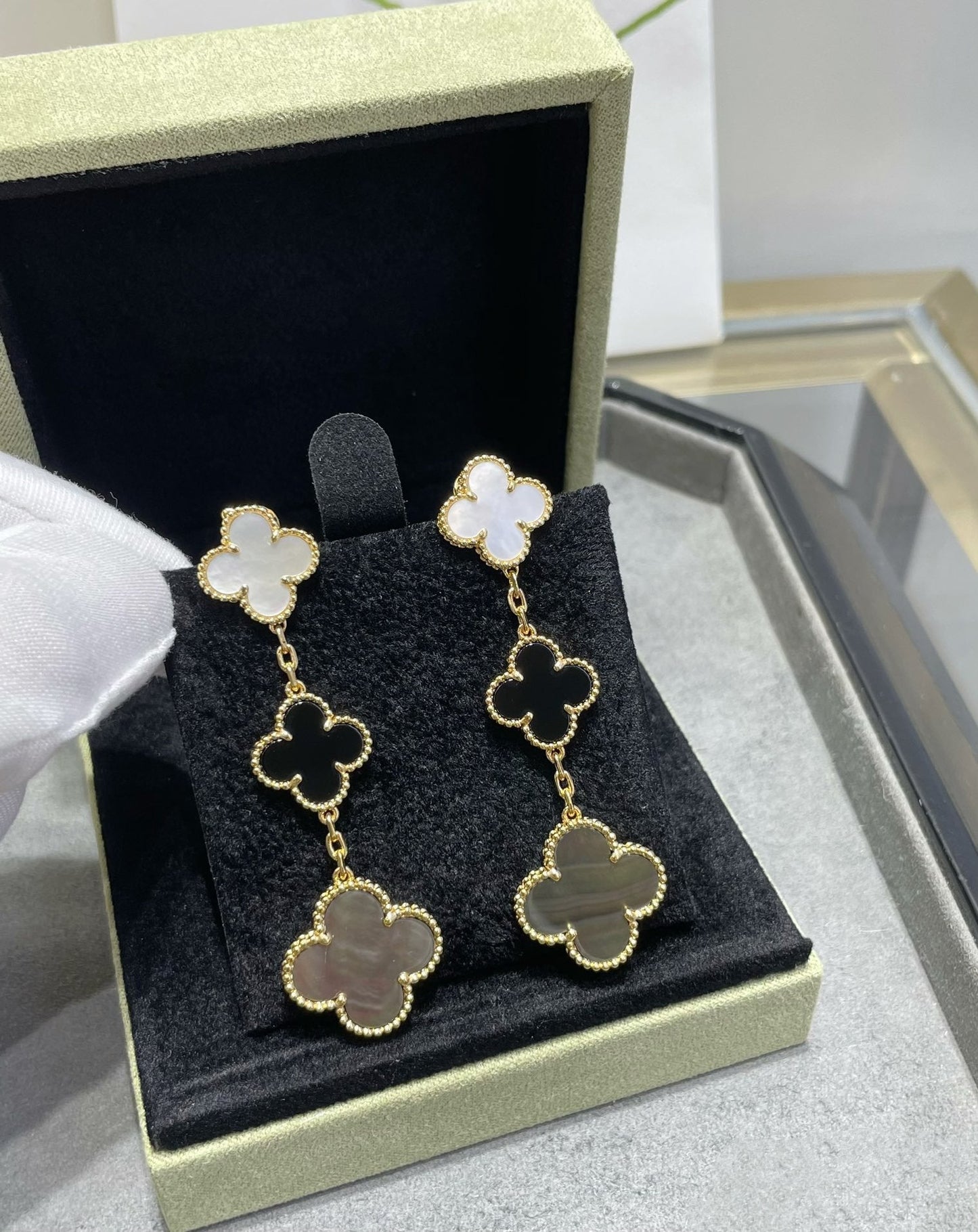 [Select]CLOVER 3 MOTIF MOP ONYX DARK MOP PINK GOLD EARRINGS