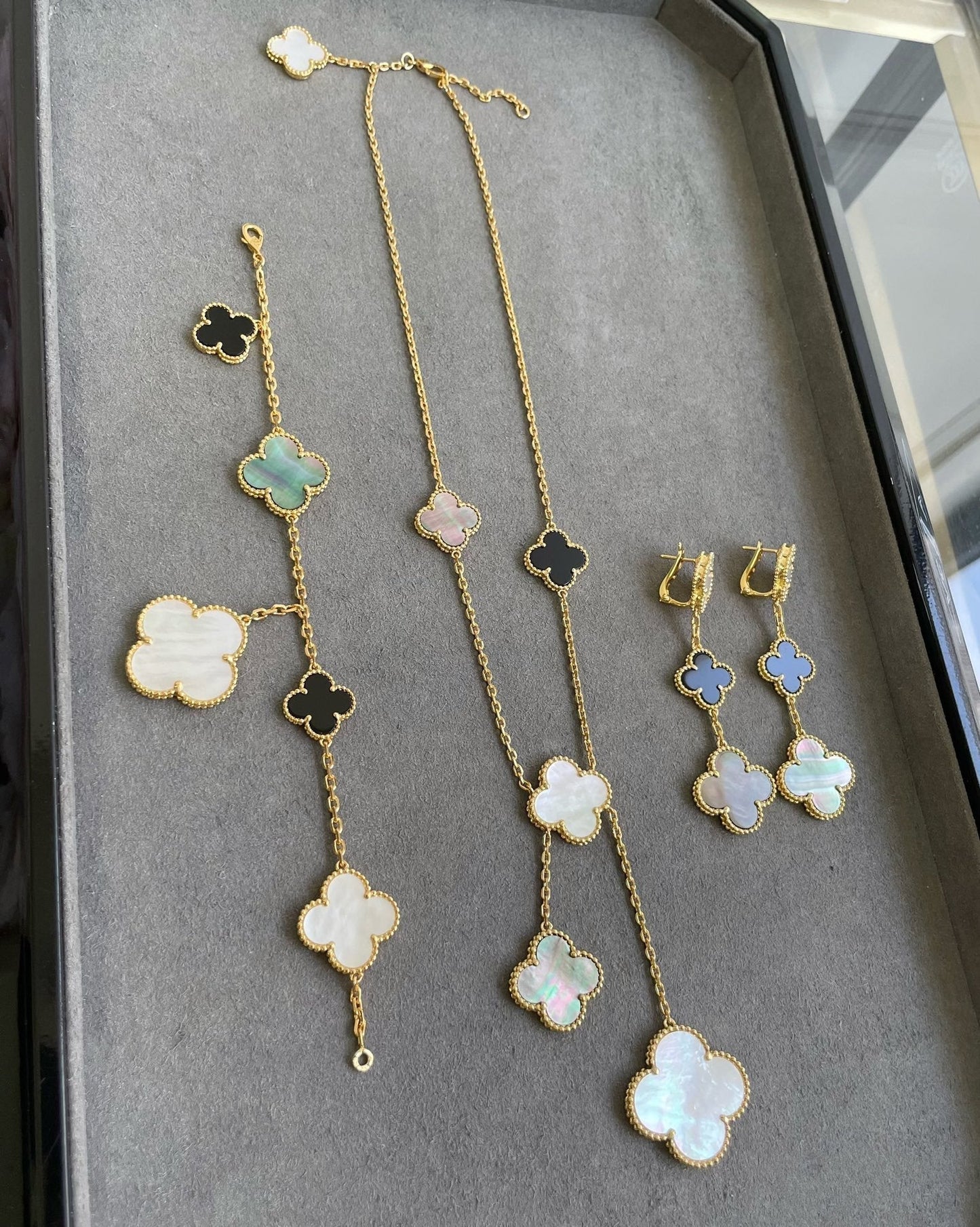 [Select]CLOVER 3 MOTIF MOP ONYX DARK MOP PINK GOLD EARRINGS