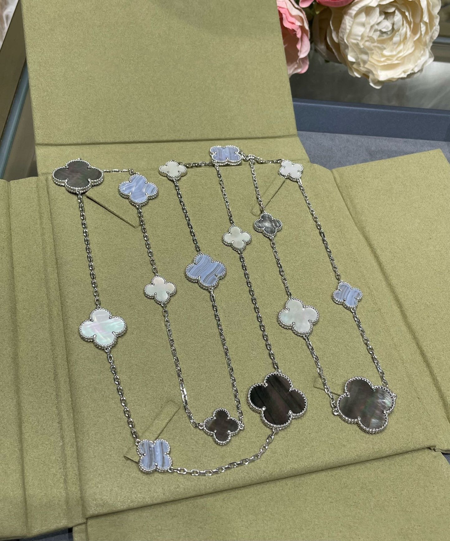 [Select]CLOVER 16 MOTIF CHALCEDONY MOP SILVER NECKLACE