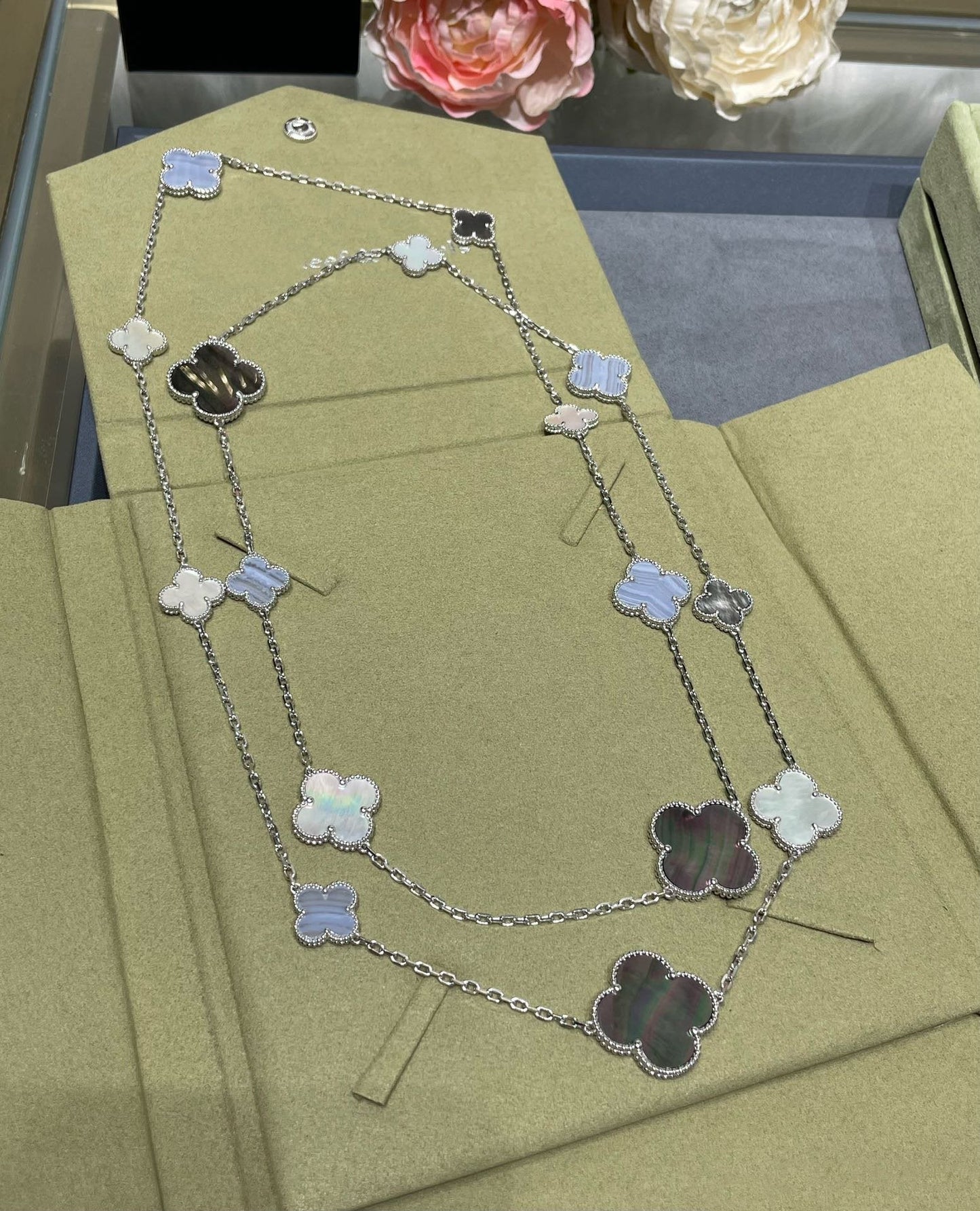 [Select]CLOVER 16 MOTIF CHALCEDONY MOP SILVER NECKLACE