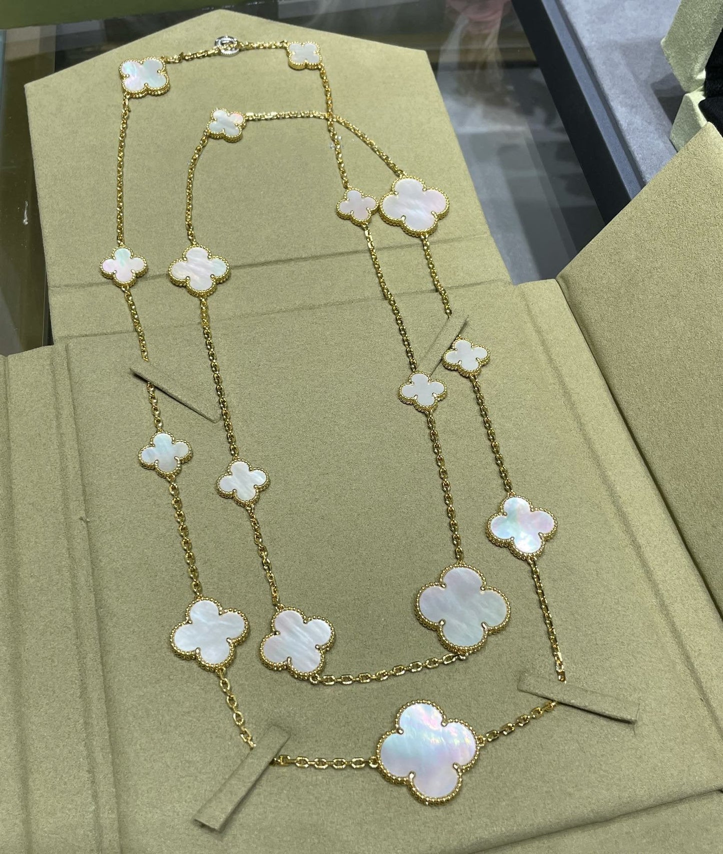 [Select]CLOVER 16 MOTIF WHITE MOP GOLD NECKLACE