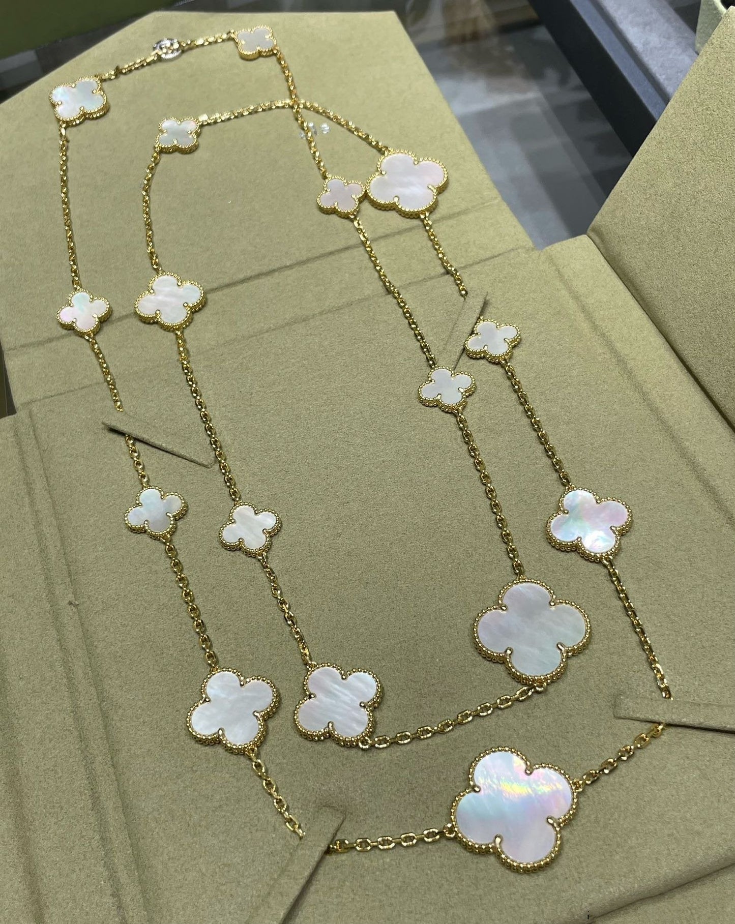 [Select]CLOVER 16 MOTIF WHITE MOP GOLD NECKLACE