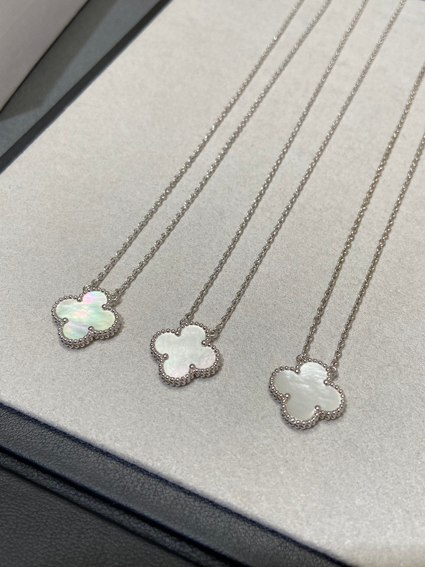[Select]CLOVER MEDIUM SILVER WHITE MOP NECKLACE
