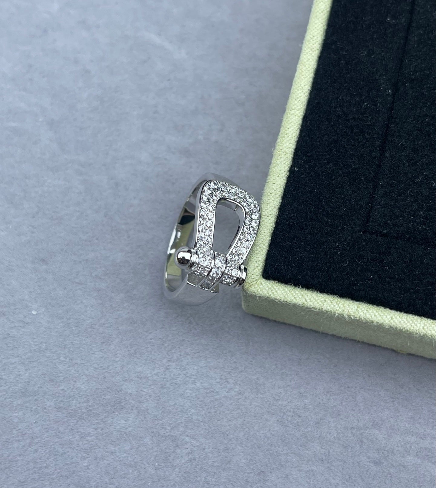 [Select]Wide Hoof-Shaped Diamond-Studded Ring