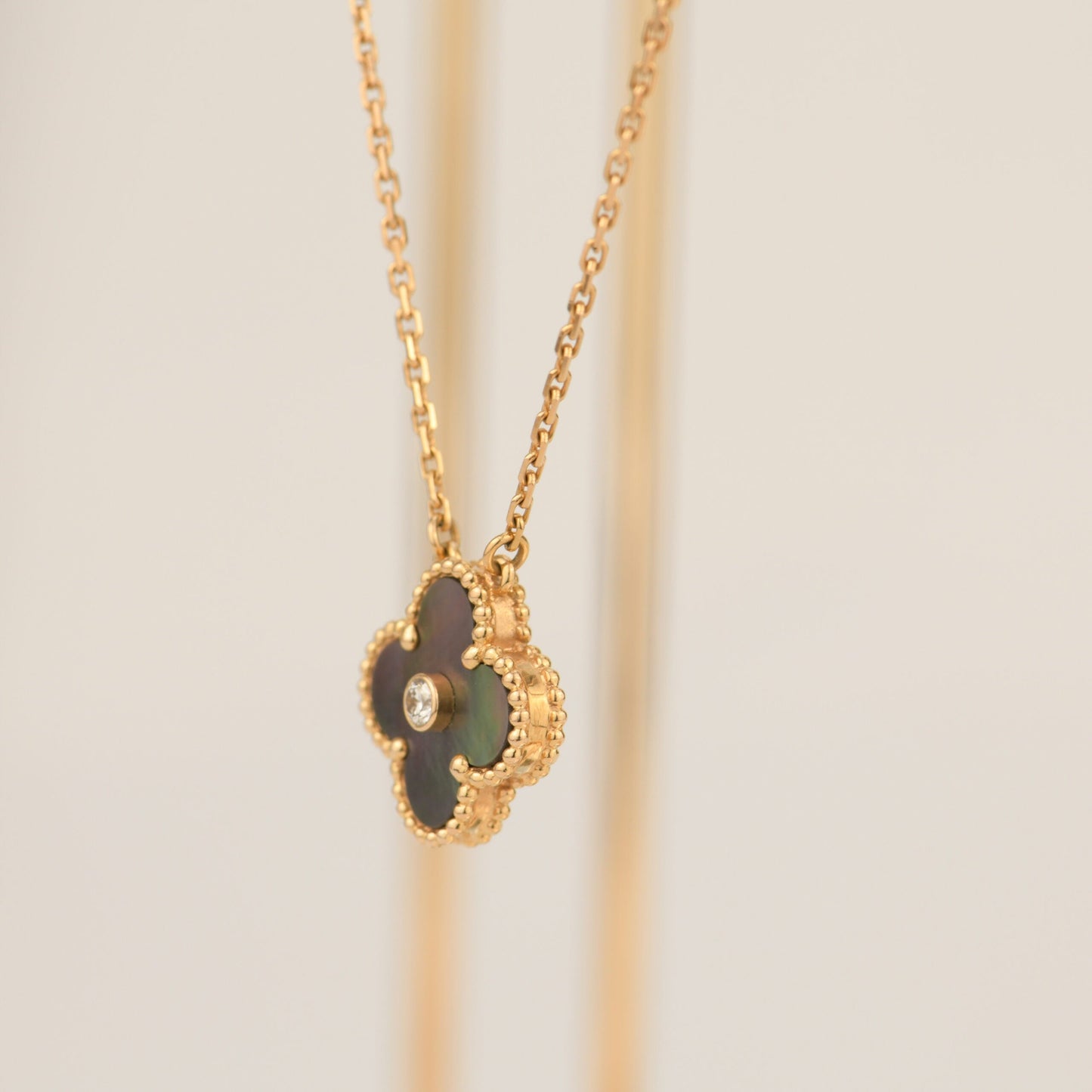 [Select]CLOVER 15MM DIAMOND AND MOTHER-OF-GREY NECKLACE