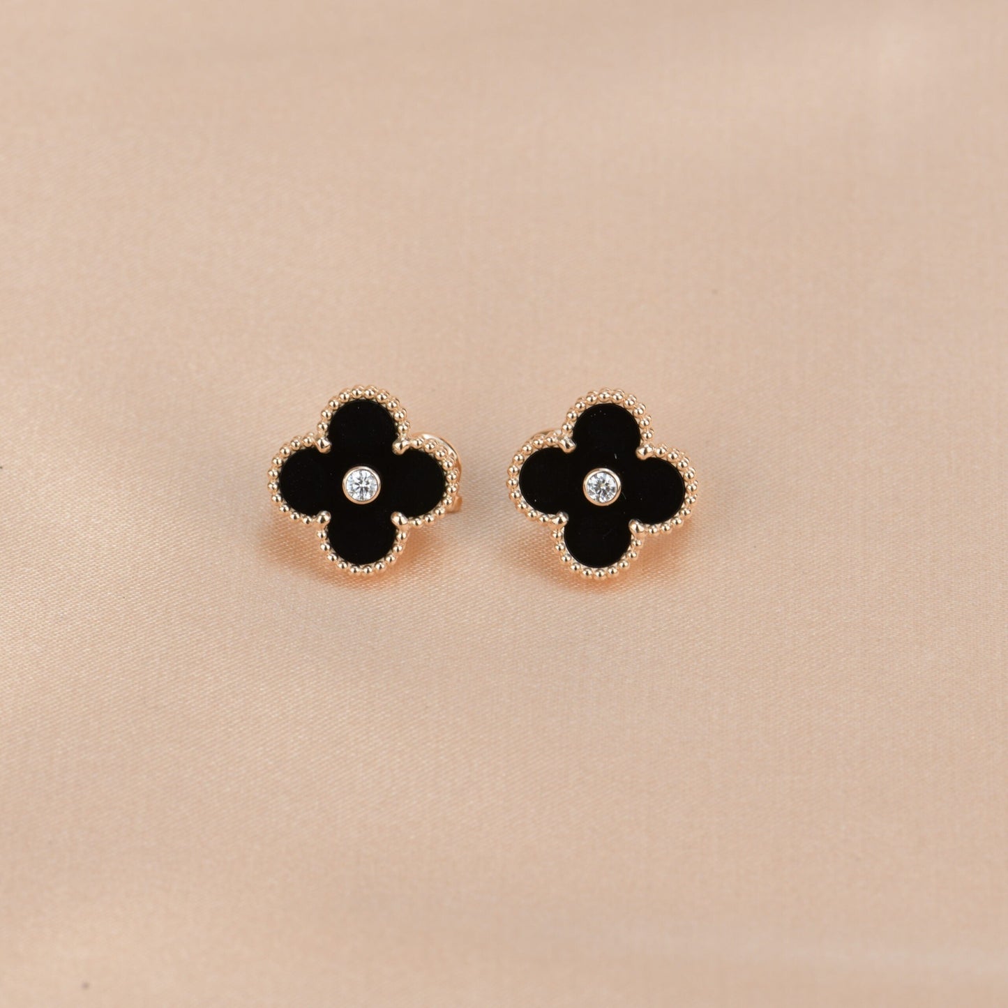 [Select]CLOVER MEDIUM 1 MOTIFS ONYX DIAMOND EARRINGS