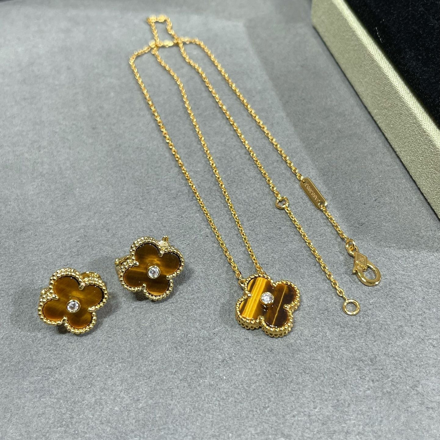 [Select]CLOVER 15MM DIAMOND AND YELLOW TIGER'S EYE AGATE necklace