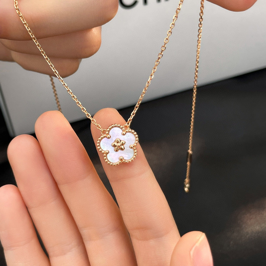 [Select]LUCKY  WHITE MOP  PLUM BLOSSOM NECKLACE