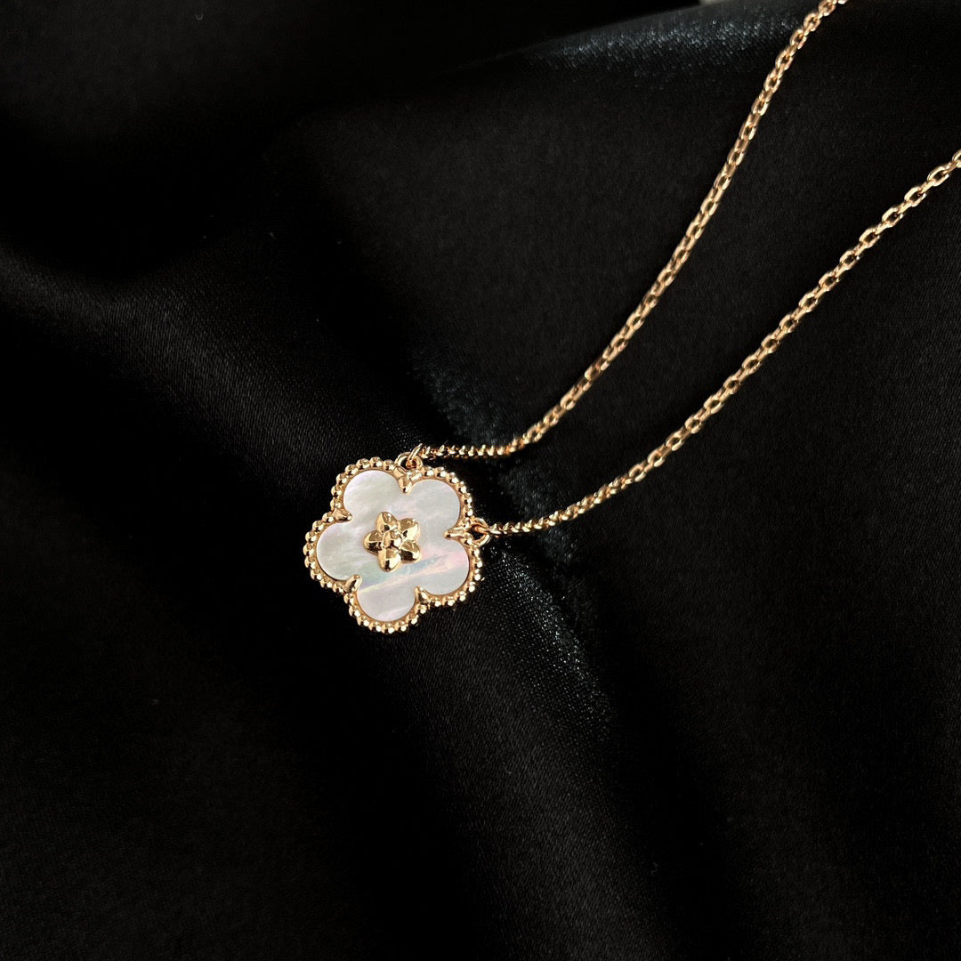 [Select]LUCKY  WHITE MOP  PLUM BLOSSOM NECKLACE