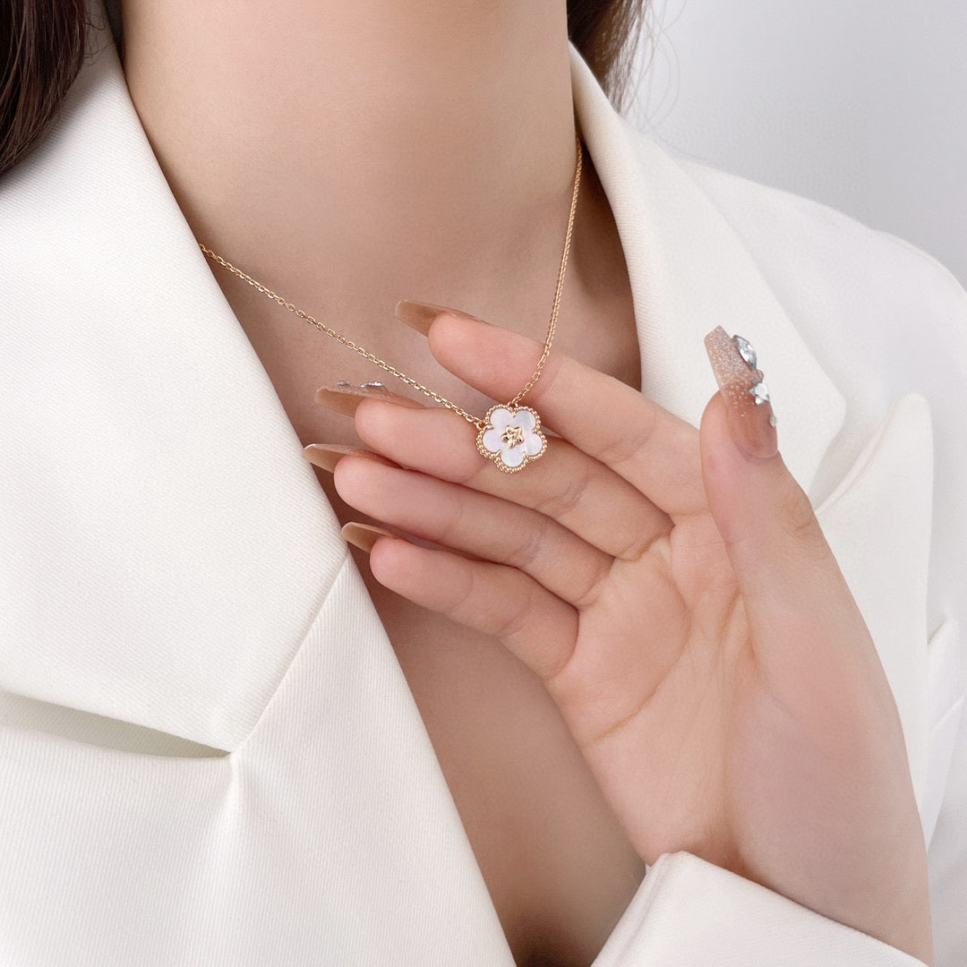 [Select]LUCKY  WHITE MOP  PLUM BLOSSOM NECKLACE