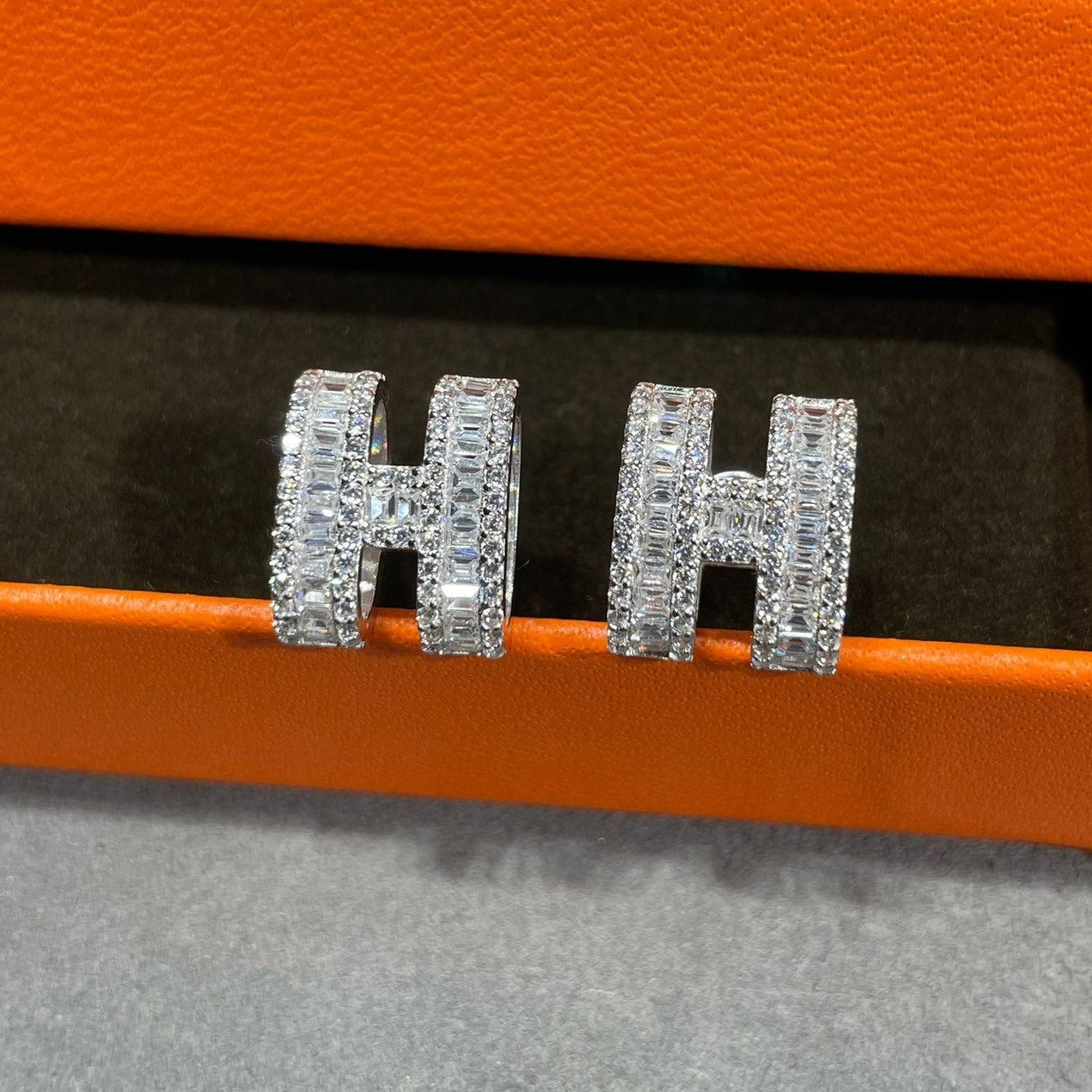 [Select]H STUD EARRINGS WITH SILVER DIAMONDS