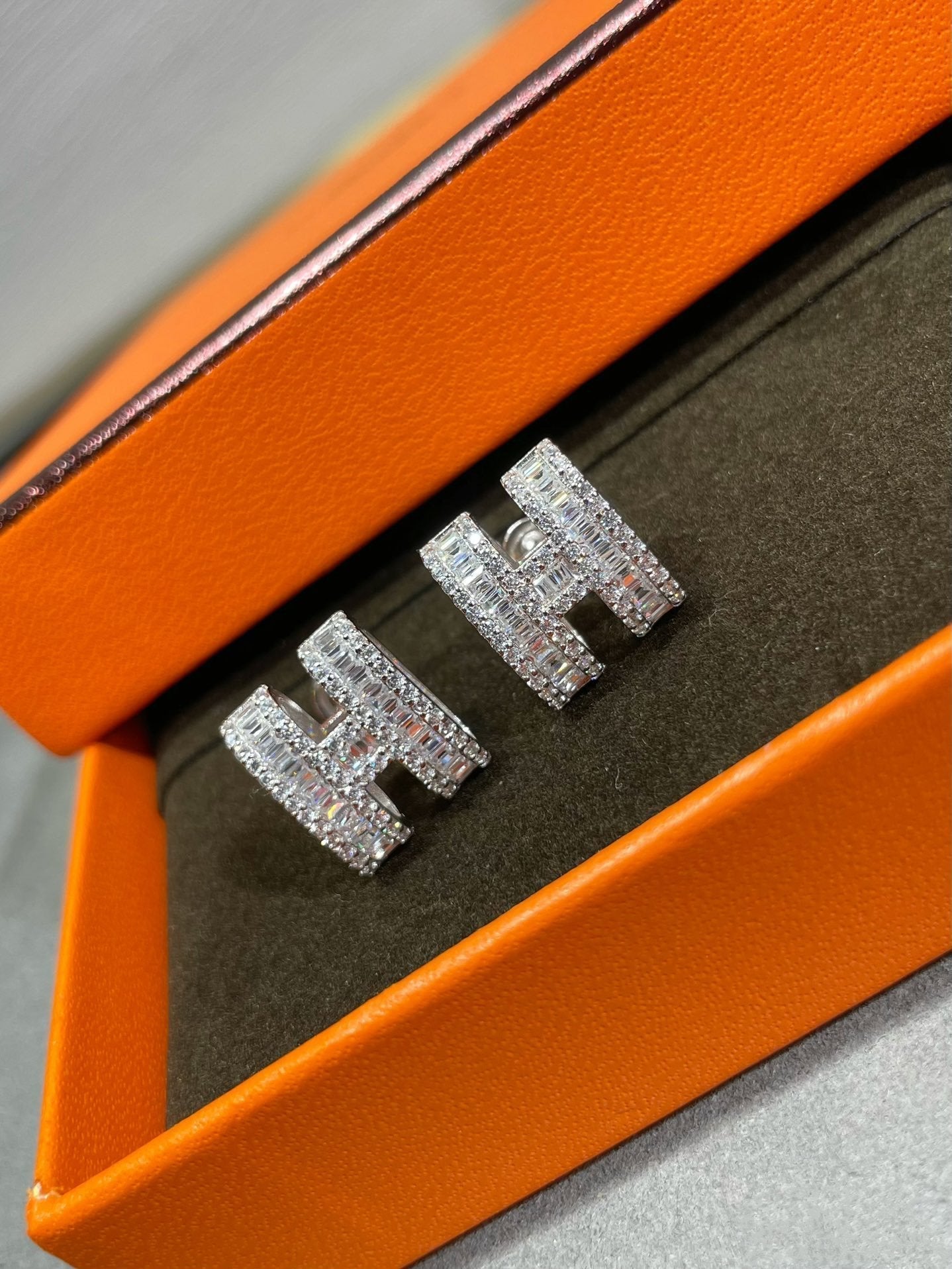 [Select]H STUD EARRINGS WITH SILVER DIAMONDS