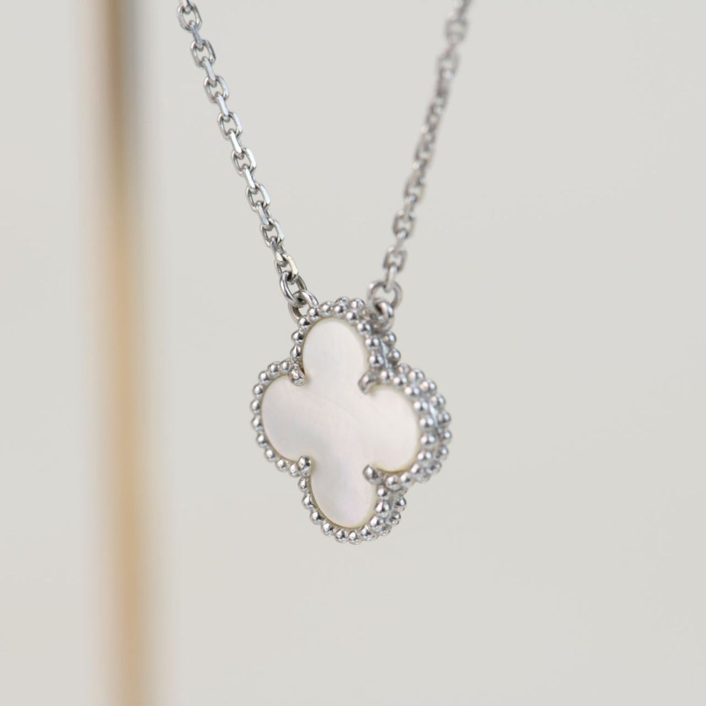 [Select]CLOVER  15MM WHITE MOTHER-OF-PEARL SILVER
