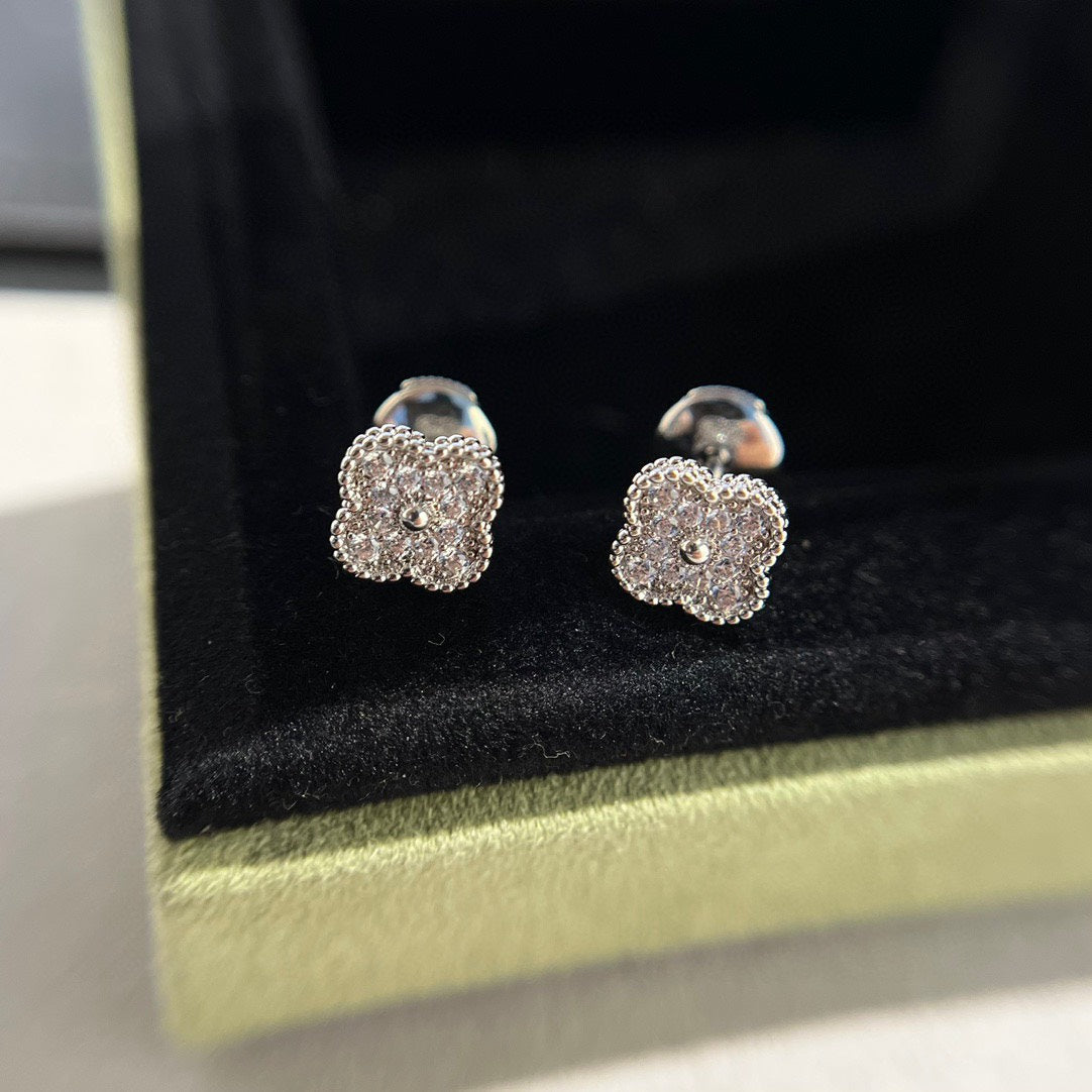 [Select]CLOVER MINI DIAMOND STUD EARRINGS